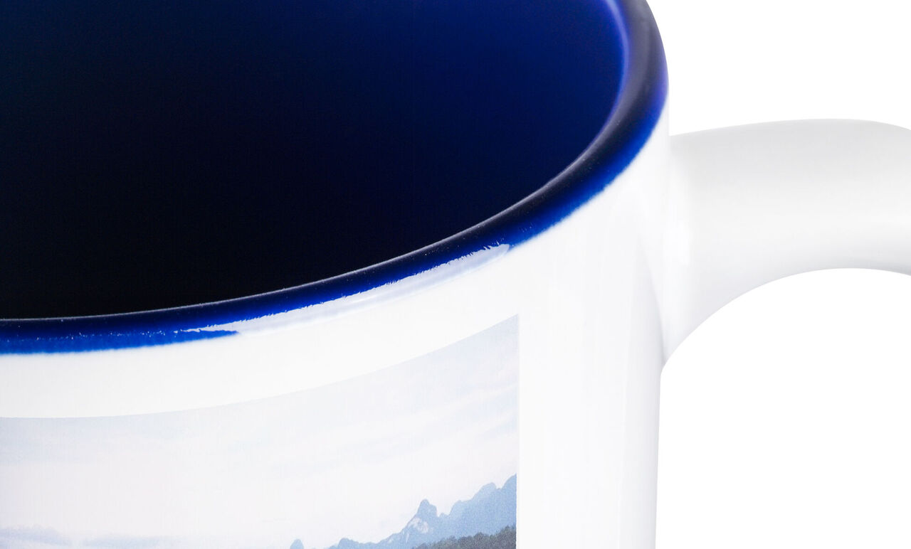 Tasse avec bord bleu et photo d'un panorama de montagne