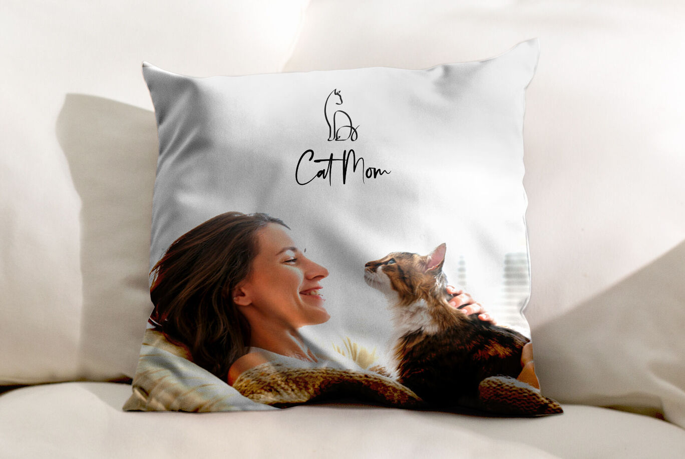 Coussin avec l'inscription 'Cat Mom' et un chat câlinant une personne
